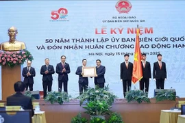 Le Premier ministre Pham Minh Chinh a remis au Comité l'Ordre du Travail de première classe. Photo : VNA