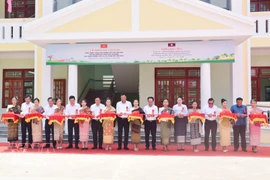Des représentants des deux pays ont coupé le ruban pour inaugurer l'école primaire et secondaire de l'Amitié dans la province de Salavan au Laos (Photo : VNA)