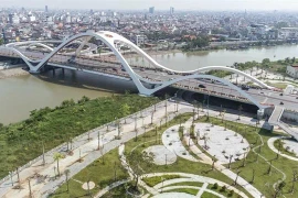 Le pont Rao à Hai Phong relie la zone centrale aux autres parties de la ville. (Photo : VNA)