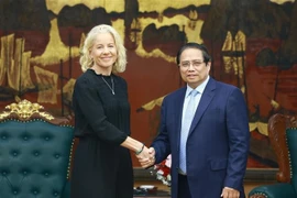 Le Premier ministre Pham Minh Chinh reçoit la président du groupe SYRE de Suède. Photo : VNA
