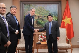 Le vice-Premier ministre Nguyen Chi Dung (droite) et ugene Willemsen, PDG d'International Beverages et vice-président exécutif de PepsiCo Global. Photo : VNA