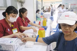 Des habitants passent un bilan de santé au poste de santé du quartier de Cho Lon. Photo : VNA