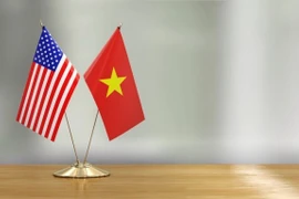 Drapeaux du Vietnam et des États-Unis. Photo : VNA
