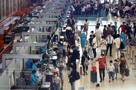 Les clients font la queue pour l'enregistrement à l'aéroport international de Noi Bai. Photo : VNA