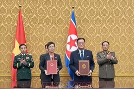 La directrice générale de la VNA, Vu Viet Trang, et le président de la KCNA, Kim Pyong Ho. Photo . VNA