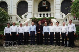 Tran Luu Quang, secrétaire du comité local du parti, visite l'archevêché de l'archidiocèse de cette ville du sud. Photo : VNA
