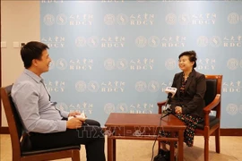 Liu Ying, chercheuse à l'Institut d'études financières de Chongyang, relevant de l'Université Renmin de Chine accorde une interview au correspondant de l'Agence vietnamienne d'Information. Photo : VNA