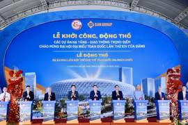 Les délégués à la cérémonie de pose de la première pierre du projet du Complexe national des sports de Rach Chiec. Photo : VNA