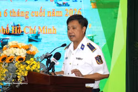 Le colonel Nguyen Duc Hieu, commandant adjoint chargé des affaires juridiques de la région 3 des garde-côtes, prend la parole lors de la conférence. Photo : VNA