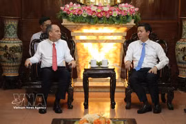 L'ambassadeur de Cuba au Vietnam, Rogelio Polanco Fuentes (gauche) lors de la séance de travail. Photo : VNA