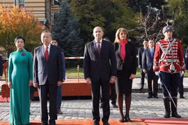Le président bulgare Roumen Radev et son épouse (droite) président, le 23 octobre, à Sofia, une cérémonie d'accueil solennelle en l'honneur du secrétaire général du Parti communiste du Vietnam, Tô Lâm, et de son épouse, Ngô Phuong Ly, Photo . VNA