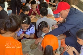 Des élèves de l’école primaire Phu My 1 participent à une activité de fabrication de céramique au village de poterie de Phuoc Tich (ville de Huê). Photo : VNA.