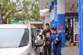 Le kérosène est temporairement exclu du calcul du prix de base du carburant. (Photo : VNA)