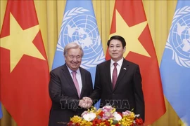 Le président Luong Cuong (droite) et le secrétaire général de l’ONU, Antonio Guterres. Photo : VNA