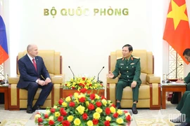 Le chef d'état-major de l'Armée populaire vietnamienne et vice-ministre de la Défense, le général Nguyen Tan Cuong, reçoit le ministre russe de la Protection civile, des Situations d'urgence et des Secours en cas de catastrophe, Aleksandr Kurenkov. Photo / Quan doi nhan dan