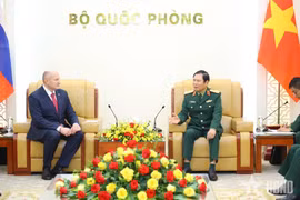 Le chef d'état-major de l'Armée populaire vietnamienne et vice-ministre de la Défense, le général Nguyen Tan Cuong, reçoit le ministre russe de la Protection civile, des Situations d'urgence et des Secours en cas de catastrophe, Aleksandr Kurenkov. Photo / Quan doi nhan dan