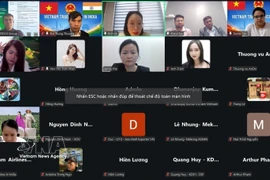 Des représentants d’entreprises participent au séminaire. Photo : VNA 