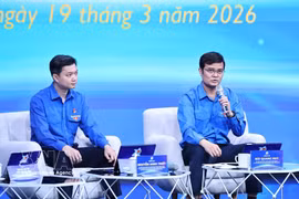 Bui Quang Huy, membre du Comité central du Parti et premier secrétaire du Comité central de l’Union de la jeunesse, répond aux questions de jeunes au Vietnam et à l’étranger. Photo : VNA