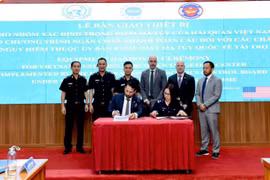 Cérémonie de remise de matériel au groupe de lutte contre le trafic de stupéfiants des douanes vietnamiennes. Photo : cand.com.vn