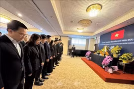 Tous les fonctionnaires et employés de l'ambassade du Vietnam, les représentants des agences vietnamiennes et les membres de la communauté vietnamienne au Japon observent une minute de silence à la mémoire de l'ancien président de l'État, Tran Duc Luong. (Photo : VNA)