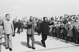 Les habitants de Pékin réservent en juin 1973 un accueil chaleureux à la délégation vietnamienne conduite par les camarades Le Duan et Pham Van Dong, témoignant de la profonde amitié entre les peuples vietnamien et chinois. Photo : VNA