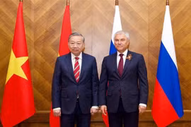 Le secrétaire général du Parti communiste du Vietnam (PCV), Tô Lâm, (gauche) et le président de la Douma, Viatcheslav Volodine. Photo : VNA