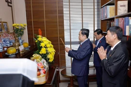 Le président de l’Assemblée nationale Trân Thanh Mân rend visite à la famille et offre de l’encens en hommage à l’ancien secrétaire général du Parti Truong Chinh. Photo : VNA