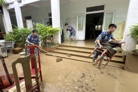 L'armée participe au nettoyage de la maternelle Vinh Thanh, dans le quartier de Tay Nha Trang, province de Khanh Hoa. Photo : VNA
