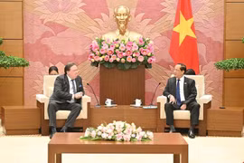 Le vice-président de l’Assemblée nationale du Vietnam, Trân Quang Phuong (droite) et l’ambassadeur des États-Unis au Vietnam, Marc E. Knapper. Photo . VNA