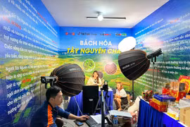 Les diffusions en direct avec du contenu créatif et des interactions avec les clients via des mini-jeux peuvent augmenter les taux de visionnage jusqu'à 35 % par rapport aux sessions de présentation de produits classiques. (Photo : Duc Duy/Vietnam+) Envoyer des commentaires