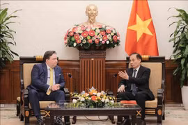 Le secrétaire du Comité central du Parti communiste du Vietnam et ministre vietnamien des Affaires étrangères par intérim, Le Hoai Trung, (droite) et Marc Knapper, ambassadeur des États-Unis. Photo : VNA