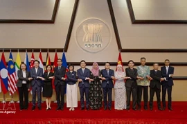 Les délégués à la 27e réunion du Comité de coopération mixte ASEAN-Chine posent pour une photo. (Photo : VNA)