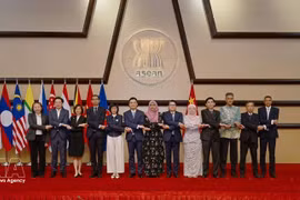 Les délégués à la 27e réunion du Comité de coopération mixte ASEAN-Chine posent pour une photo. (Photo : VNA)