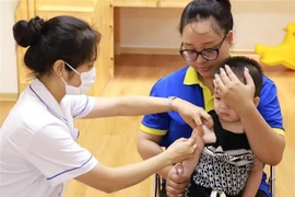 Le Vietnam réalise des progrès significatifs en matière de couverture vaccinale infantile. Photo : VNA