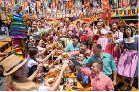 Le festival s'anime de couleurs éclatantes et de danses entraînantes à travers tout le Royaume du Soleil. (Photo : Sun Group)