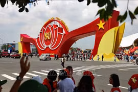 Visite de l'exposition nationale des réalisations, intitulée « 80 ans d'indépendance, de liberté et de bonheur », au Centre des expositions du Vietnam à Hanoï. (Photo : VNA)