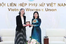 Nguyên Thị Tuyên, membre du Comité central du Parti, vice-présidente du Comité central du Front de la Patrie du Vietnam (droite) et Mme Ramla Khalidi, Représentante résidente du PNUD au Vietnam. Photo : VNA