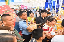Ambiance commerçante animée à la Foire d'automne 2025. Photo : nhandan.vn