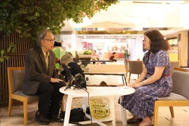 L'universitaire thaïlandais Kavi Chongkittavorn lors de l'entretien accordé au correspondant résident de l'Agence vietnamienne d’Information à Bangkok. Photo : VNA