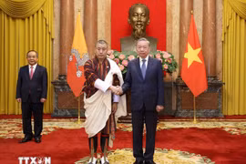 Le secrétaire général et président To Lam (droite) et l'ambassadeur du Royaume du Bhoutan au Vietnam Kinzang Dorji en septembre 2024. Photo : VNA