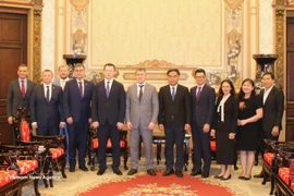 Des représentants d'Hô Chi Minh-Ville et de la délégation du kraï de Perm lors de la réunion du 27 mars (Photo : VNA)