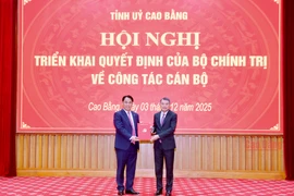 Le Minh Hung, membre du Bureau politique, secrétaire du Comité central du Parti et président de la Commission d'organisation. remet la décision du Bureau politique de nomination de Phan Thang An au poste de secrétaire du Comité provincial du Parti de Cao Bang. Photo : VNA