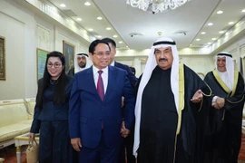 Le Premier ministre Pham Minh Chinh (à gauche) a rendu visite à l'ancien Premier ministre koweïtien, Cheikh Nasser Al-Mohammed Al-Jaber Al-Sabah, à sa résidence privée le 17 novembre au soir (heure locale). (Photo : VNA)