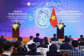 Le Premier ministre Pham Minh Chinh et le Secrétaire général des Nations Unies, António Guterres, ont rencontré le milieu de presse à Hanoï le 25 octobre, à l'issue de la cérémonie de signature de la Convention des Nations Unies contre la cybercriminalité. Photo : VNA