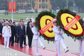 Les dirigeants rendent hommage au Président Hô Chi Minh et aux héros morts pour la Patrie. Photo : VNA