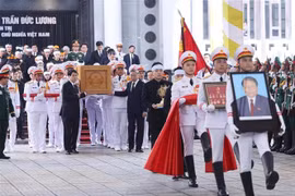Les dirigeants et anciens dirigeants du Parti et de l'État ont conduit le cercueil de l’ancien président Tran Duc Luong vers le char funèbre, l'accompagnant à sa dernière demeure. Photo : VNA