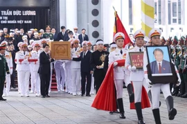 Les dirigeants et anciens dirigeants du Parti et de l'État ont conduit le cercueil de l’ancien président Tran Duc Luong vers le char funèbre, l'accompagnant à sa dernière demeure. Photo : VNA