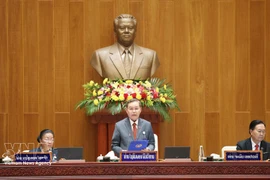 Xaysomphon Phomvihane, membre du Politburo et président de la neuvième Assemblée nationale du Laos, prononce le discours d'ouverture de la session. (Photo : VNA)