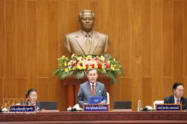 Xaysomphon Phomvihane, membre du Politburo et président de la neuvième Assemblée nationale du Laos, prononce le discours d'ouverture de la session. (Photo : VNA)