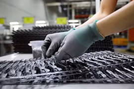 Production chez Cap Global Co. Ltd., dans le parc industriel de Lương Sơn, province de Phú Thọ. La « Carte des infrastructures industrielles de soutien VASI 2026 » devait devenir une plateforme spécialisée d’investissement et de connexion de données pour le secteur industriel de soutien du Vietnam. Photo : VNA